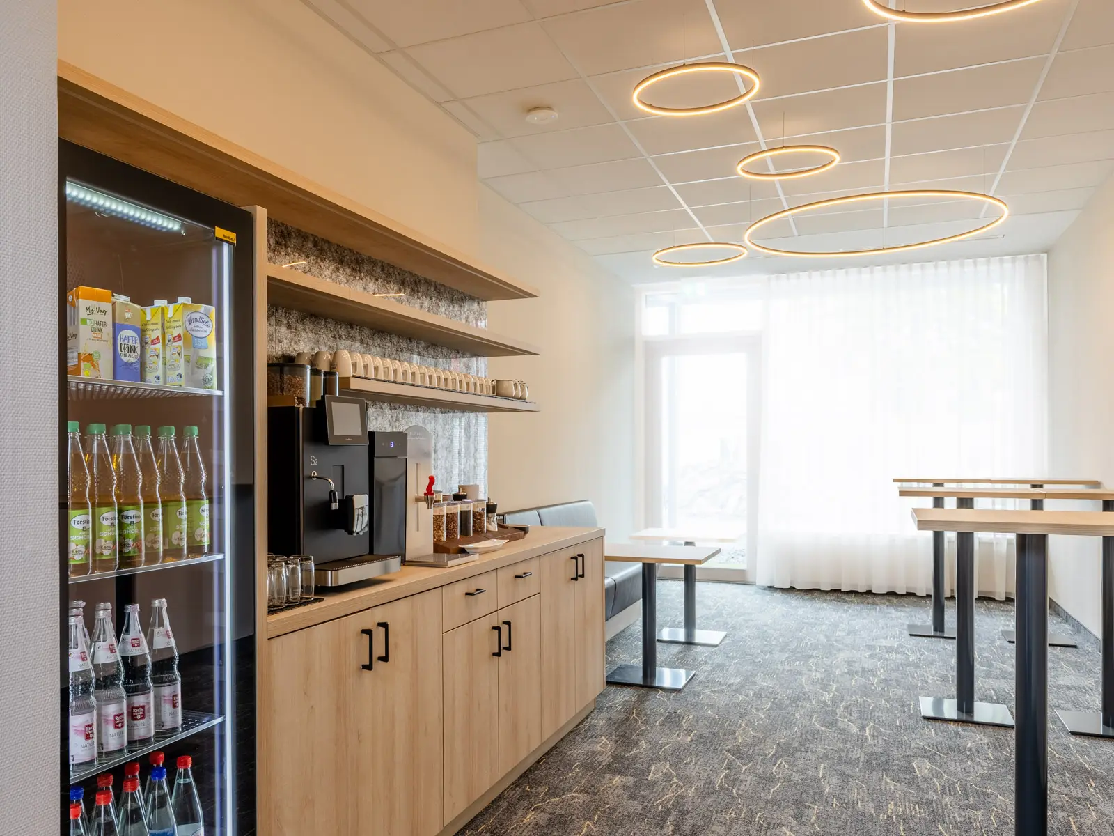 Gemeinschaftsbereich mit Kaffeemaschine und Getränkekühlschrank